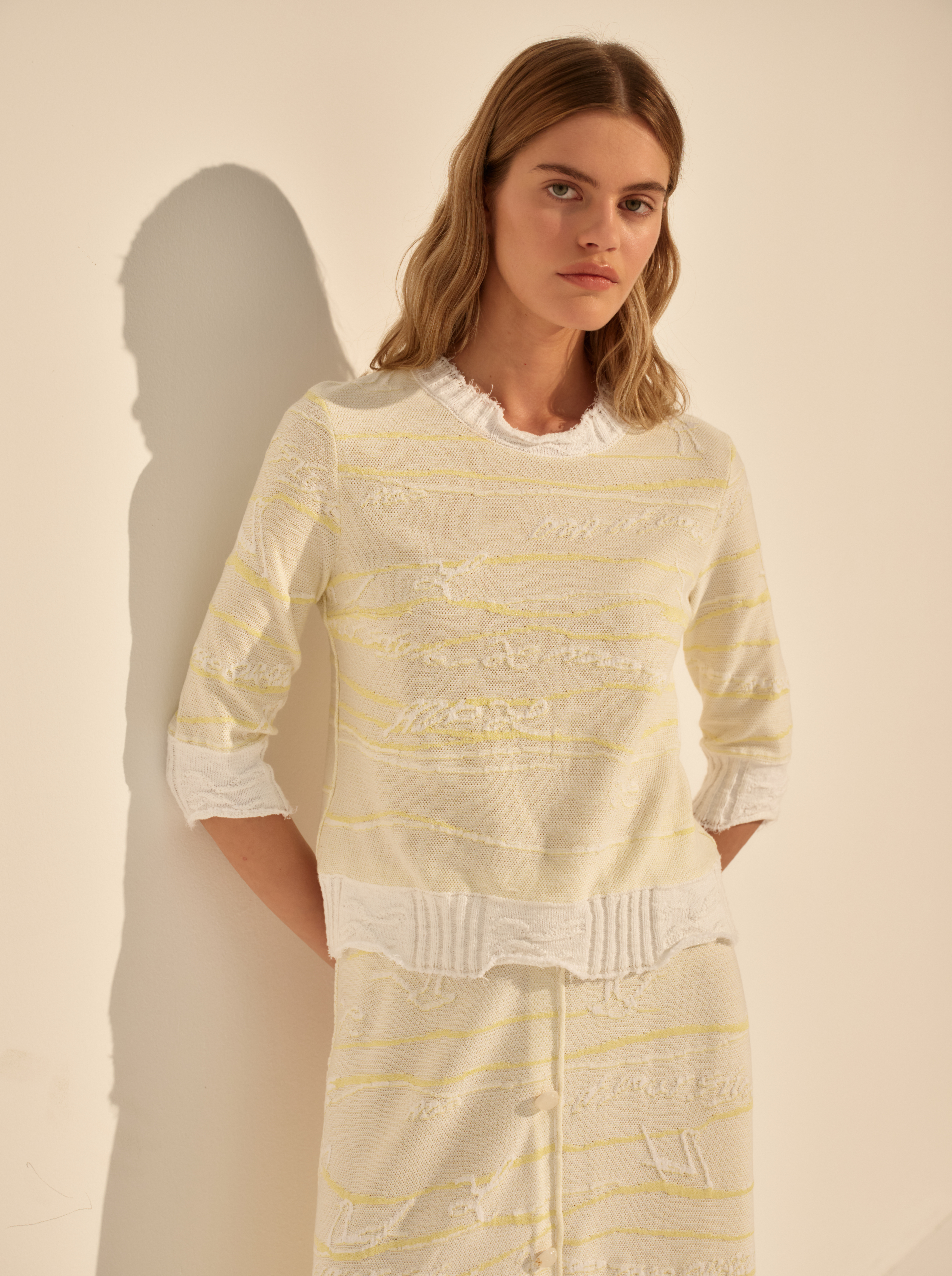 Трикотажный джемпер женский AND The Brand светлого цвета, фото 1