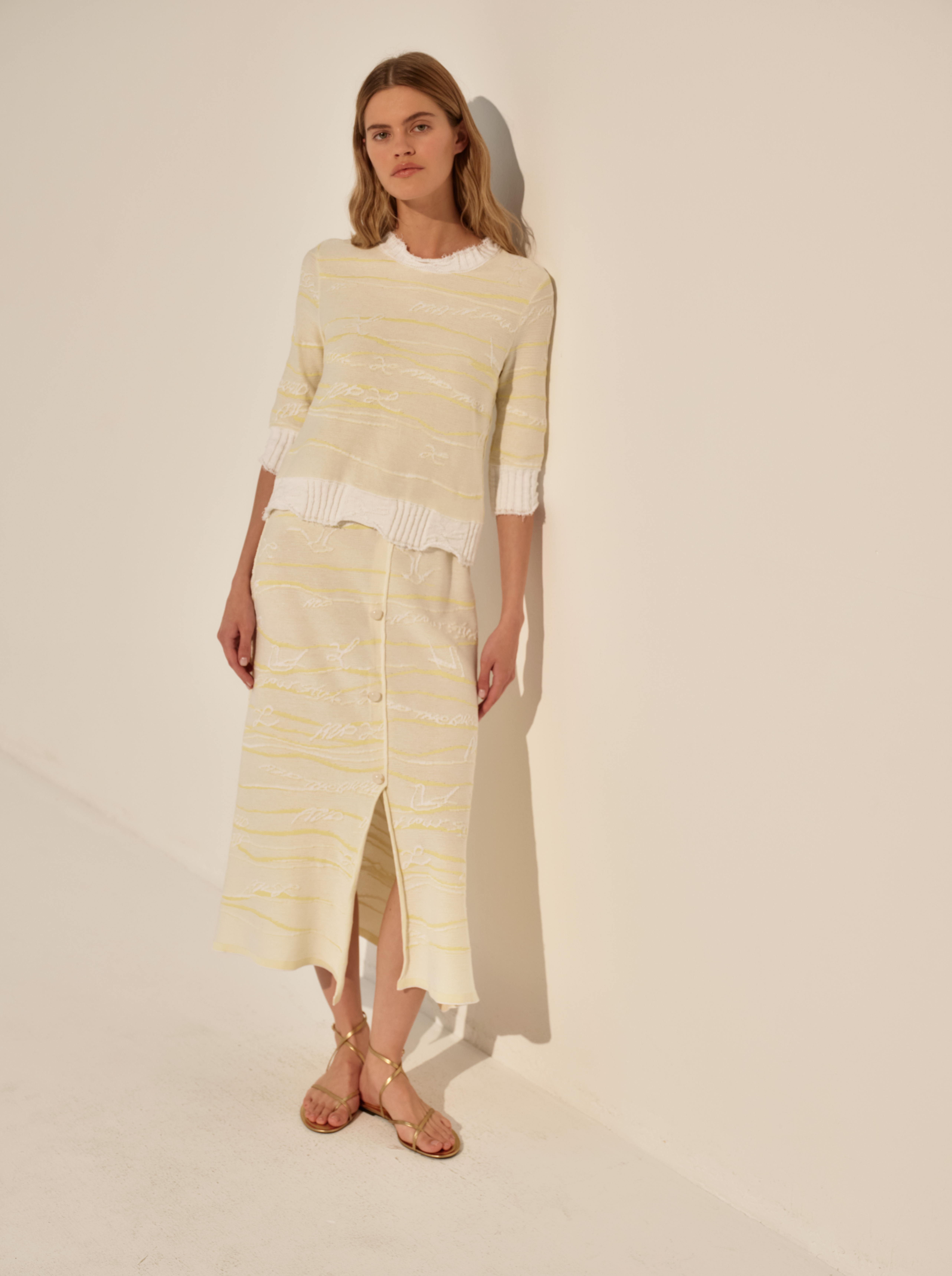 Трикотажный джемпер женский AND The Brand светлого цвета, фото 3