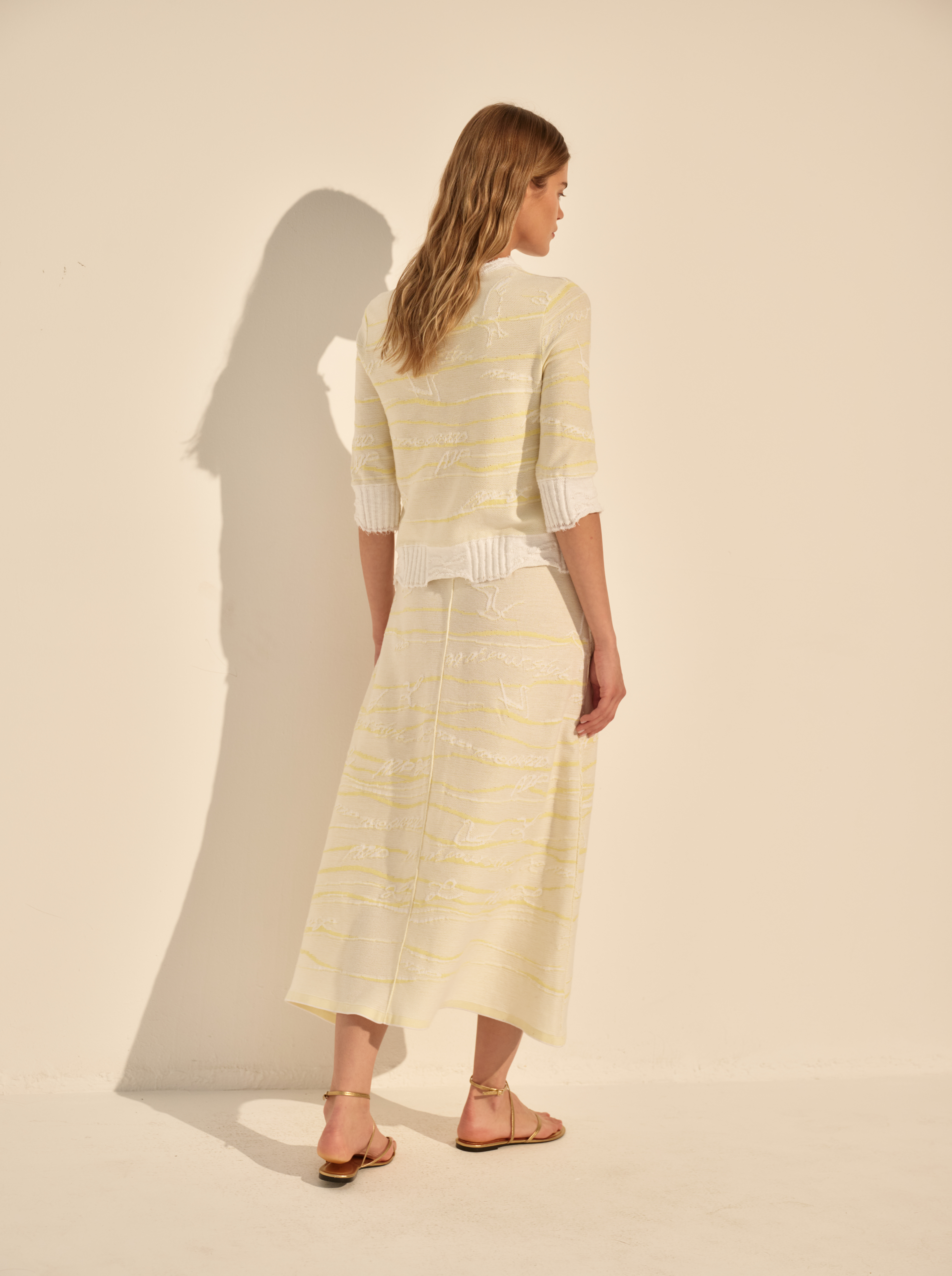 Трикотажный джемпер женский AND The Brand светлого цвета, фото 4